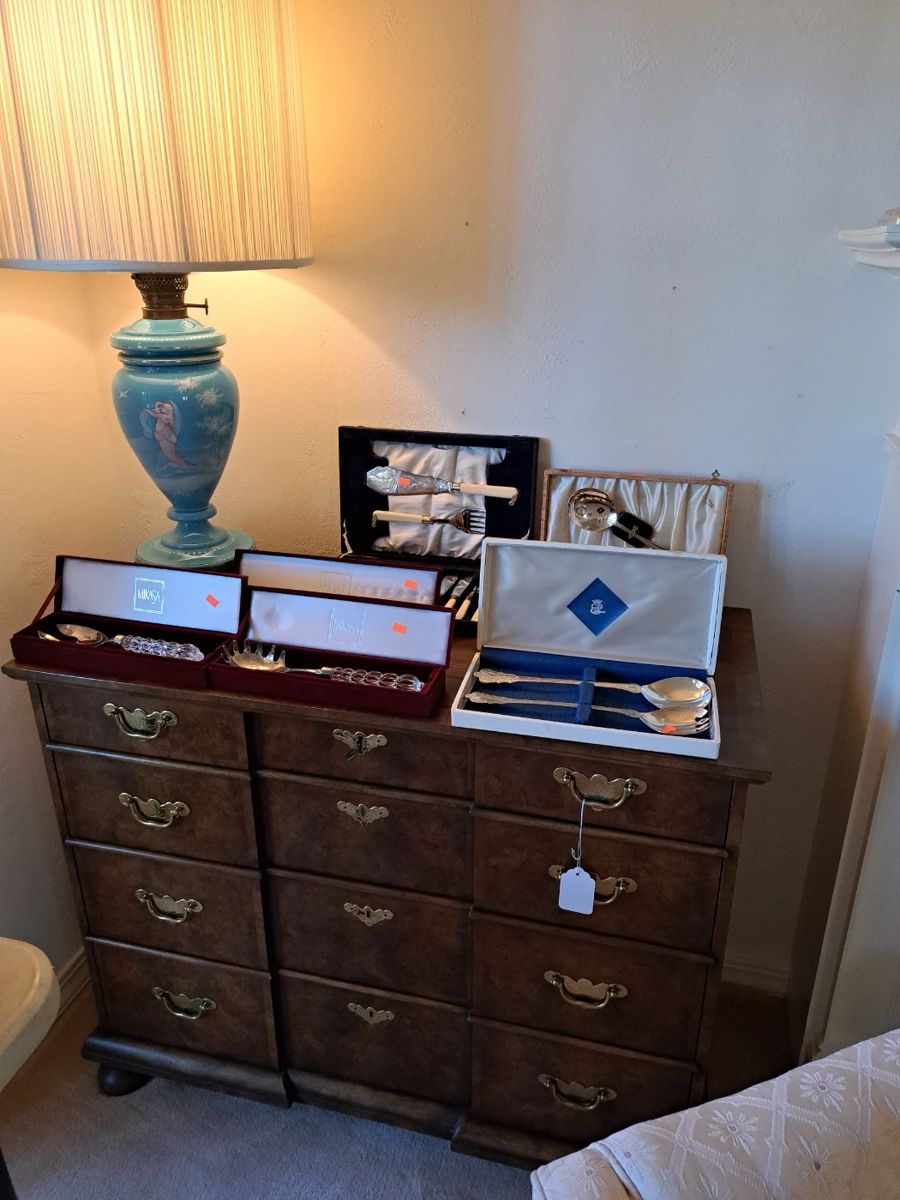 Baker furniture chest, Mary Gregory lamp (one of 2 )