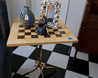 Nice game table, pottery, shell frame