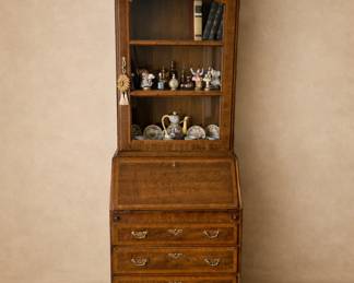 Classic vintage HENREDON 18TH CENTURY PORTFOLIO secretary bookcase featuring arched top, glass display cabinet, drop-front writing desk, and three drawers with brass hardware. Beautiful warm wood grain with timeless traditional styling — perfect for display, storage, or home office use.
Keywords: secretary desk, bookcase secretary, drop-front desk, traditional furniture, glass cabinet, vintage writing desk, estate furniture, classic wood secretary, display cabinet, colonial style.