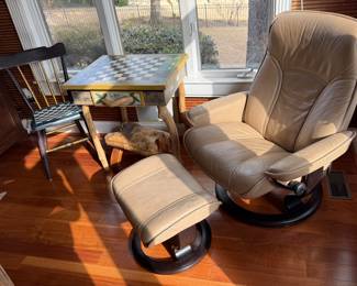 Premium Stressless® reclining chair and ottoman in soft neutral leather. Known for superior Norwegian craftsmanship, ergonomic comfort, and effortless reclining function. Swivel base, comfort, and timeless style — a luxury seating upgrade ready for your home.