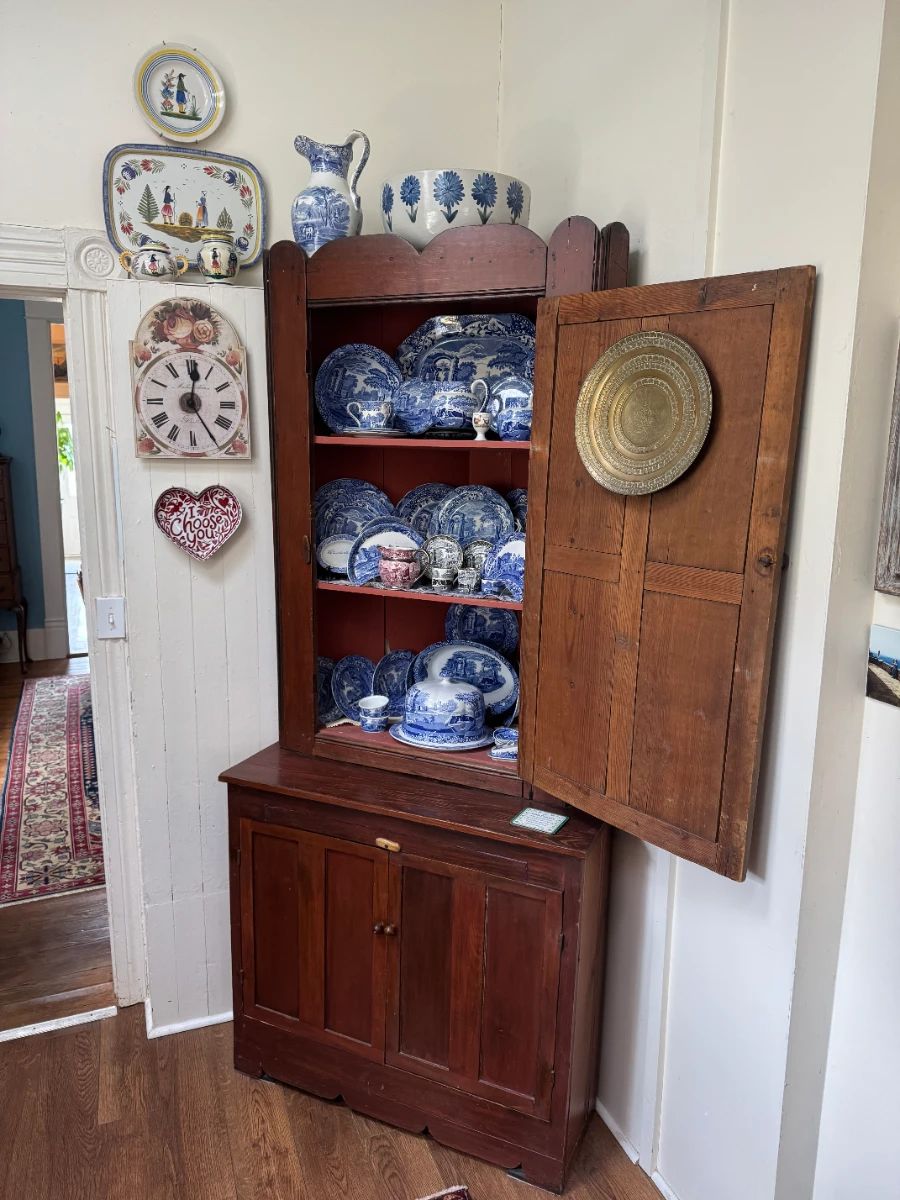 Tennessee vernacular pine corner dresser, set-back 3-shelf top over 2-door cupboard