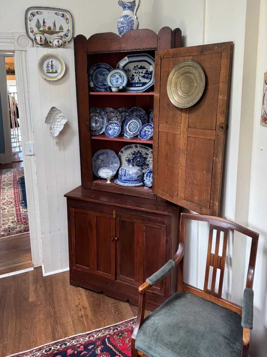 Tennessee vernacular pine corner dresser, set-back 3-shelf top over 2-door cupboard