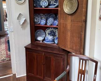 Tennessee vernacular pine corner dresser, set-back 3-shelf top over 2-door cupboard