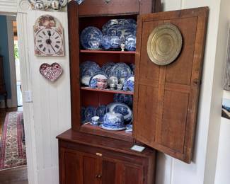 Tennessee vernacular pine corner dresser, set-back 3-shelf top over 2-door cupboard