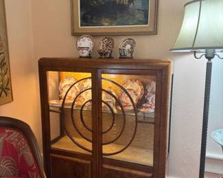 Stylish vintage 1930s English Art Deco burl walnut veneer display cabinet with unique concentric glazing bars.