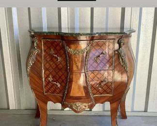 Petite Louis XV style bombe commode 