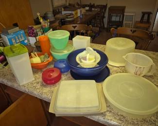 Variety of different Tupperware pieces 