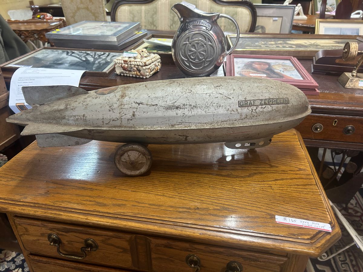 Graf zeppelin pull toy, w. 26 inched
