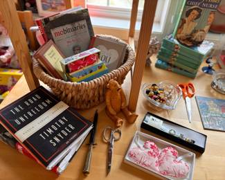 2018 The Road to Unfreedom: Russia, Europe by Timothy Snyder, Pride and Prejudice by Jane Austen, 2019 Mobituaries: Great Lives Worth Reliving by Mo Rocca, Abbesses Austrian Crystal Two's Company Ribbon Bookmark