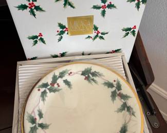 Mikasa Bone China "Ribbon Holly" Plate