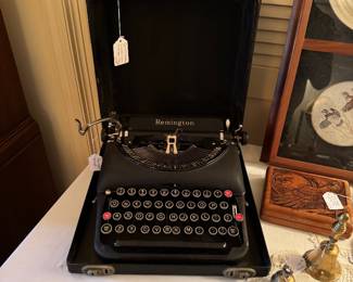 LIKE NEW, antique REMINGTON Typewriter in case