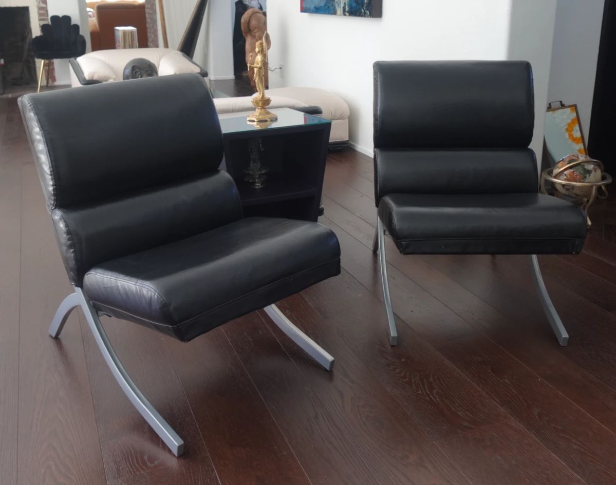 PAIR OF MID CENTURY MODERN BLACK UPHOLSTERED LOUNGE CHAIRS WITH STEEL LEGS (20TH CENTURY)