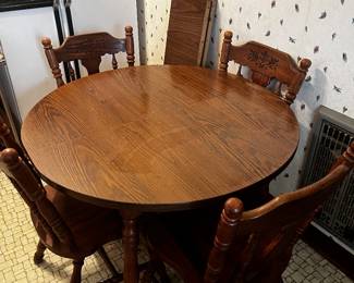 Nice Kitchen Table with 2 Leaves