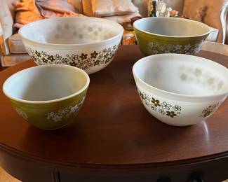 4 Pyrex Nesting Bowls / Crazy Daisey Pattern