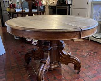 This table has 4 leaves. When all leaves are in the table is a little over 11 ft long.