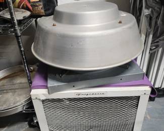 Large AC Unit - perfect to keep your garage cool in the Summer!  And a motorized Roof Exhaust Vent