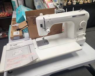 Juki TL-98E - motor runs good (missing bobbin case)