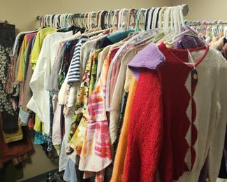 Isle 3 of 6 of women's clothing - Size Medium on this row