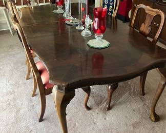 Table with 6 chairs and 2 leaves. 