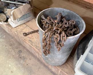 Can of multiple size chains.