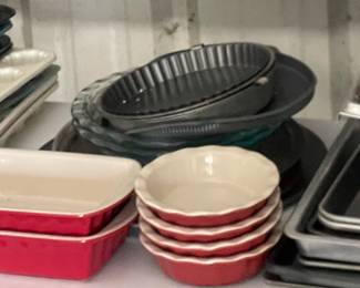Assorted baking pans 