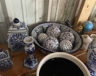 Blue and white ceramic bowl 