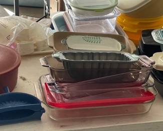 Assorted kitchen items 