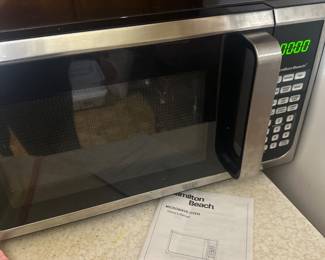 Hamilton Beach 0.9 Cu ft Countertop Microwave Oven