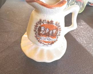 vintage souvenir mini pitcher feat. a Mount Rushmore design