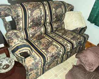MATCHING LOVE SEAT