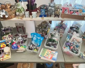 LARGE COLLECTION OF UNOPENED FAST-FOOD TOYS !