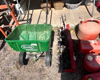 SCOTTS SPREADER
