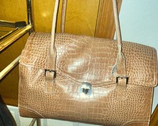 LIZ CLAIBORNE LEATHER PURSE