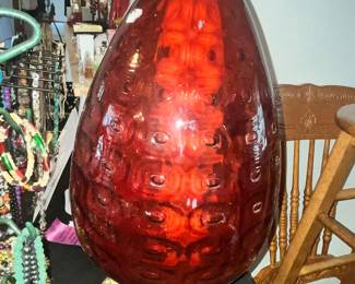 HAS A MINOR PROBLEM ON THE UPPER METAL TOP