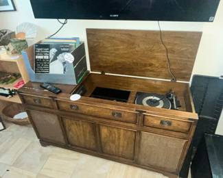 VINTAGE 1970'S MAGNAVOX CONSOLE STEREO!