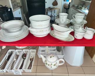 SET OF "CROWN VICTORIA" CHINA