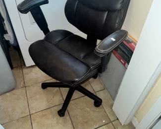 OFFICE CHAIR