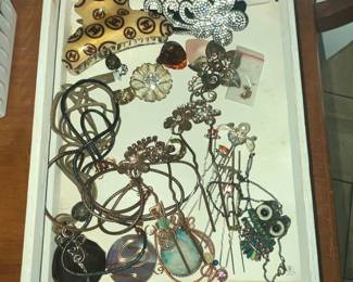 TRAY OF JEWELRY