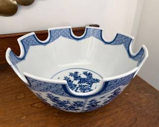 Large Mottahedeh Blue & White Monteith Bowl (approx 12" diameter)