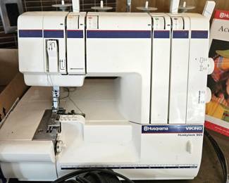 Husqvarna Viking Huskylock 905 Serger Sewing Machine with Manuals & Accessories