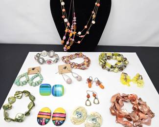 Mixed Costume Jewelry Lot – Necklaces, Bracelets & Earrings (Approx. 15+ Pieces)