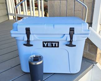 YETI Hopper 20 Hard Cooler with Navy Tumbler Set