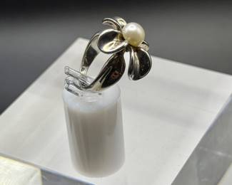 Pearl orchid ring, size 7.25, set in Sterling silver by Anne King. Stamped 925 and Anne King. Very feminine.