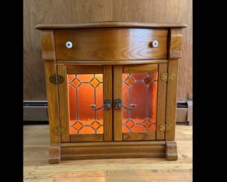 1970s Pulaski keepsakes oak wash stand with top drawer and leaded glass cabinet doors with interior light. measures inches wide by 20 inches deep by 28 inches tall. Oak, great vintage condition.
