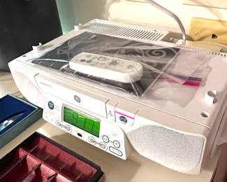 GE under cabinet radio with CD and light