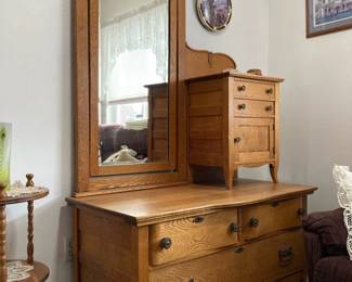 1900s Oak Bi-Level Gentleman's Dresser with Mirror