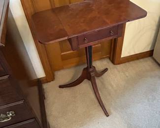 #78	Pedestal End Table w/drop-sides w/1 drawer - 13-24x14x28T	 $65.00 