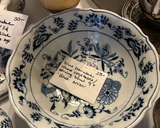 #165	Blue Danube Serving Bowl 9" 'Blue Onion'	 $25.00 