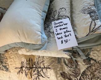 #76	Queen size Comforter Set w/2 pillow shams & 2 Decorative Pillows and Bed Skirt	 $30.00 