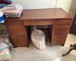 #86	Wood oak Knee-hole desk w/7 drawers  - 46x24x29	 $45.00 